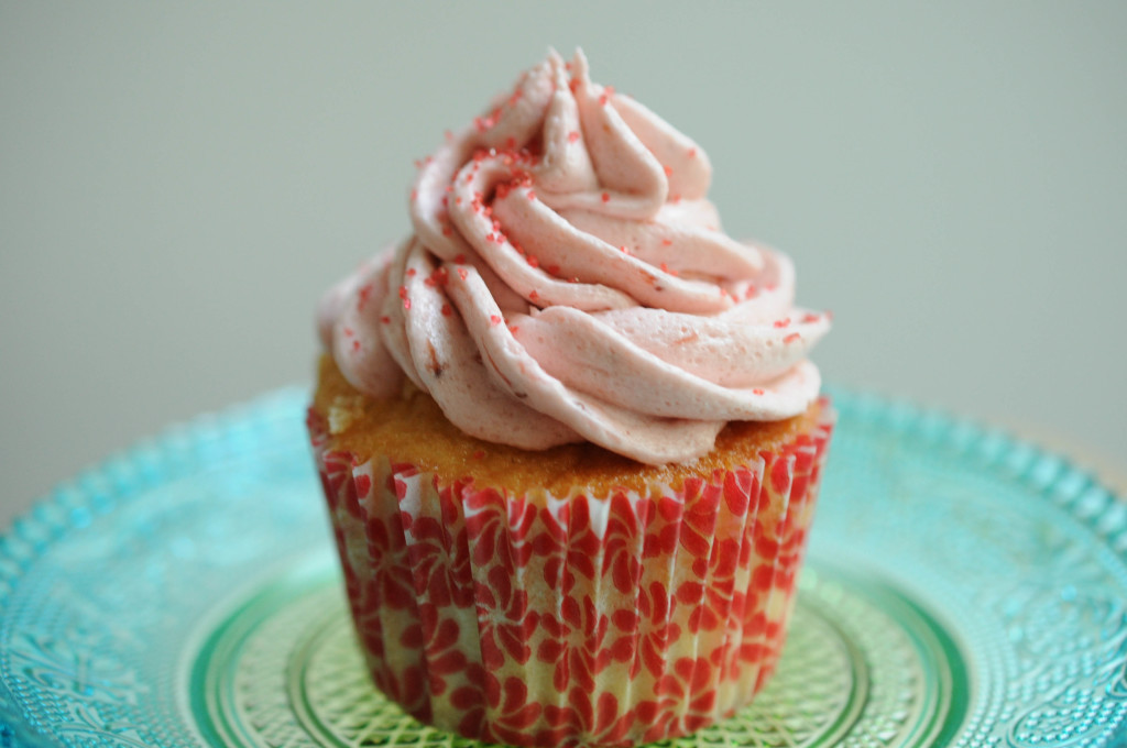 Strawberry icing, vanilla cupcake (1 of 1)